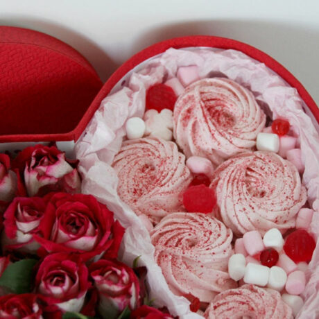 Розы и зефир в коробке в виде сердца