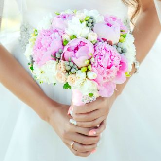 Букет невесты из розовых пионов и фрезии
