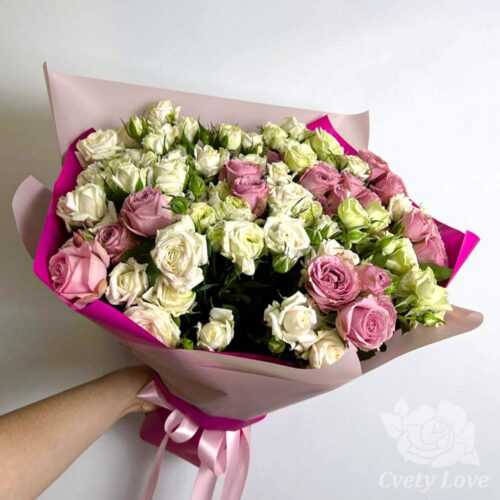 Букет из 25 розовых и белых кустовых роз
